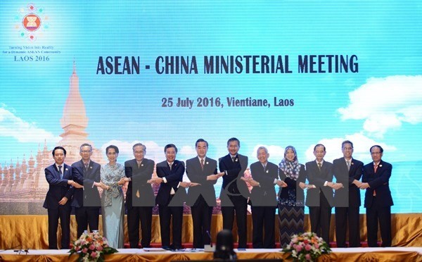 China, ASEAN pledge to resolve disputes through dialogues - ảnh 1