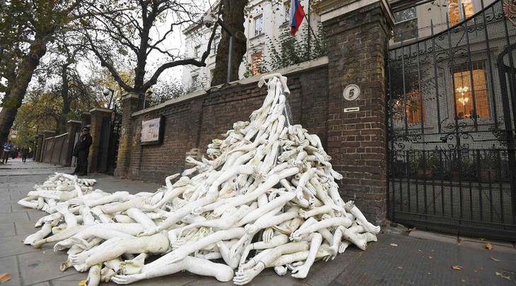 Russia-UK relations escalate following mannequin protest in London - ảnh 1