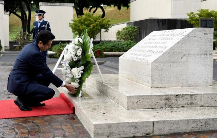 Japan's Abe pays respects at Hawaii memorials on eve of Pearl Harbor trip - ảnh 1
