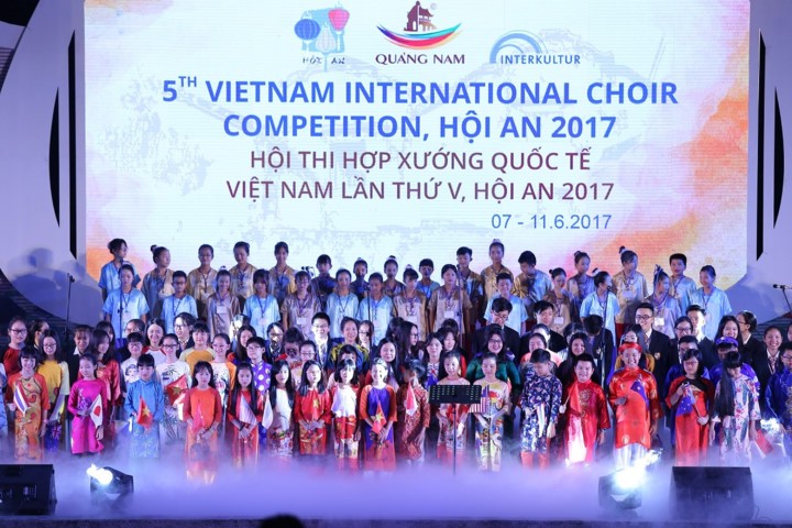 Teaching choral art to children in Hanoi - ảnh 2
