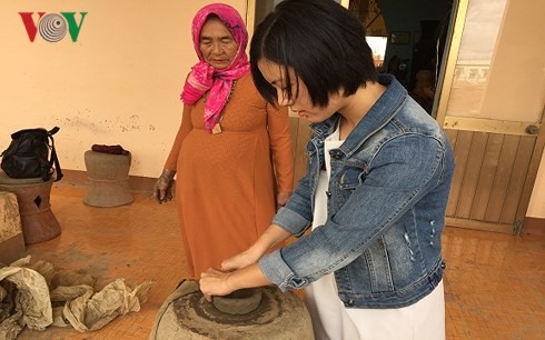 National recognition makes Bau Truc pottery village tourism hub - ảnh 2