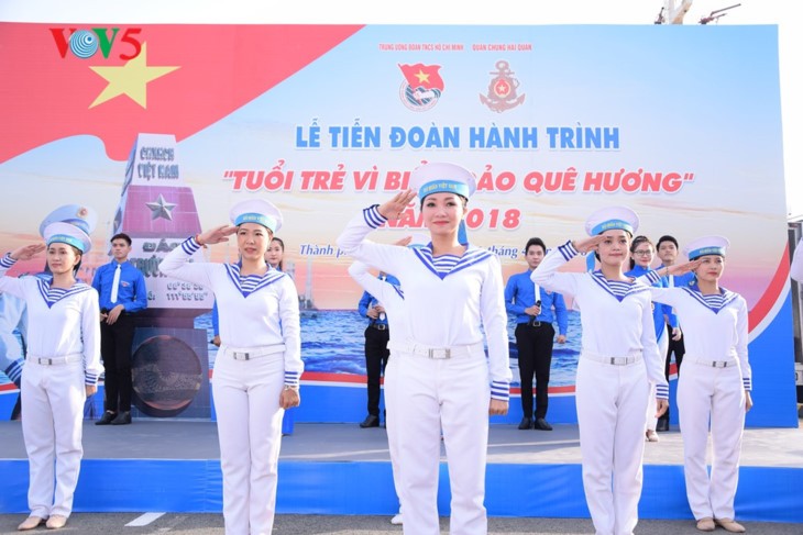 Youngsters visit Truong Sa solders, islanders - ảnh 2