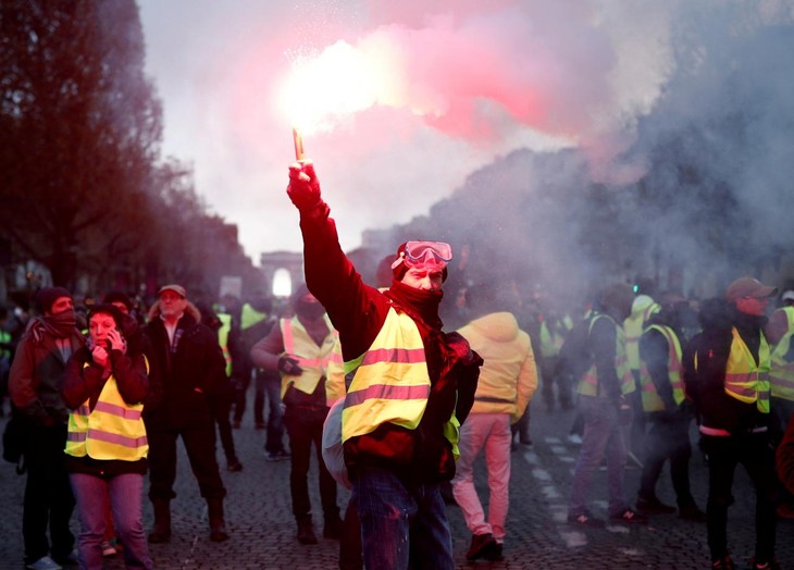 France’s “Yellow Vest” protests turn violent - ảnh 1