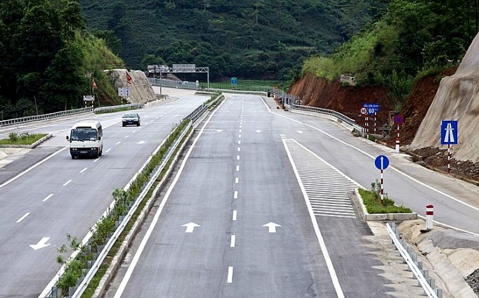ADB’s loan upgrades roads, promotes traffic safety in Vietnam’s northwest - ảnh 1