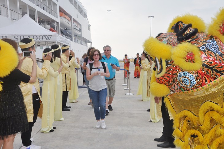 Quang Ninh province greets first 6-star cruise ship in Year of the Pig - ảnh 2