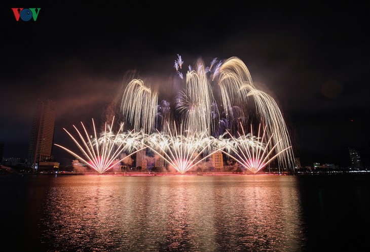 Italy, Finland dazzle Danang International Fireworks Festival - ảnh 1