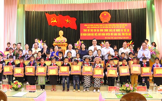 Vice President presents gifts to poor households in Yen Bai province  - ảnh 1