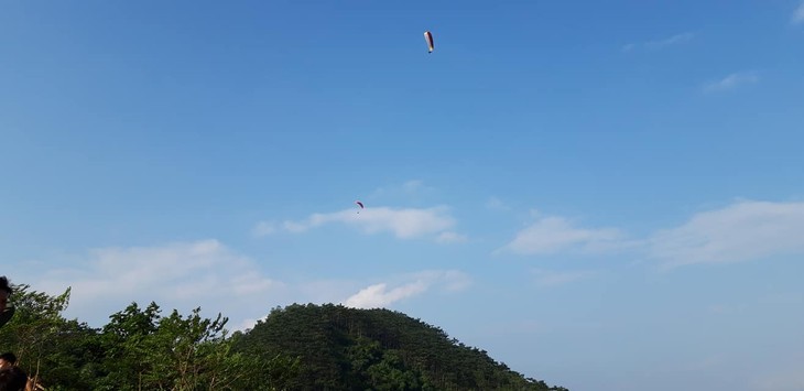 Follow Hanoi Paragliding Club to fly over Long Coc tea hills - ảnh 2