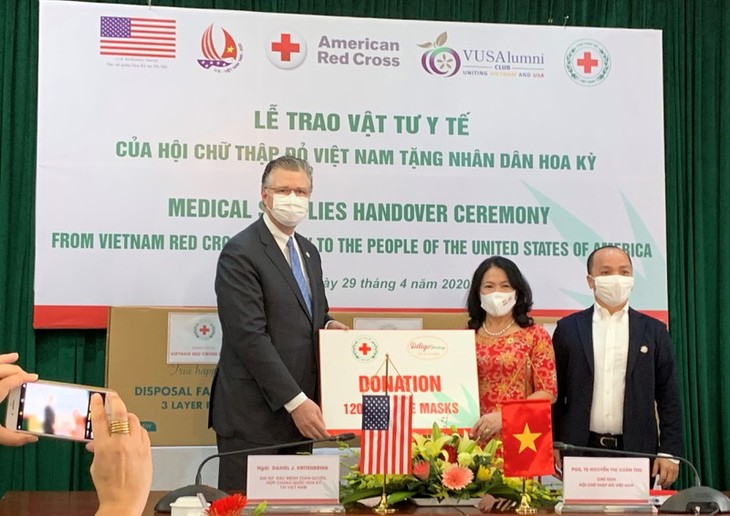 Vietnam associations donate 420,000 medical masks to US - ảnh 1