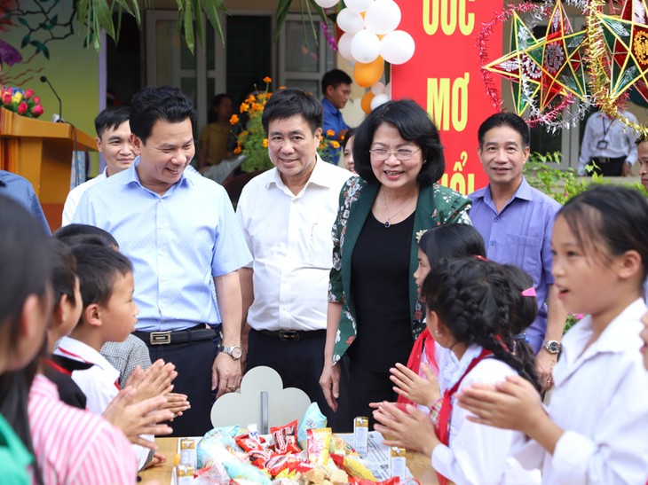 Children are given gifts as Mid-autumn festival nears  - ảnh 1