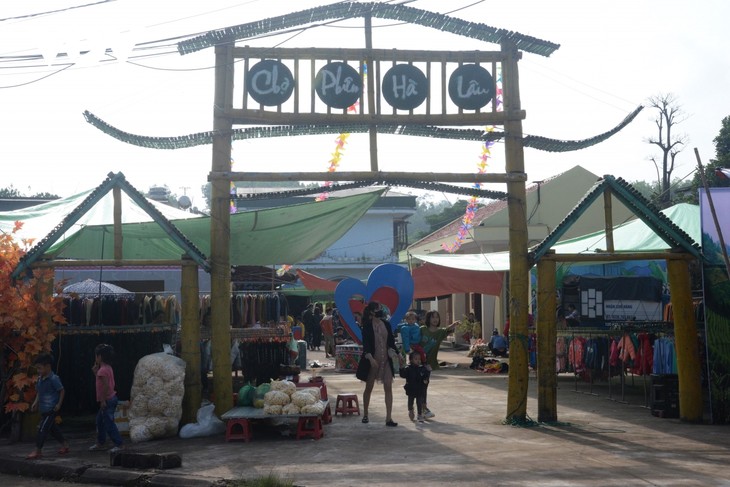 Ha Lau ethnic market restored as a tourist attraction - ảnh 1