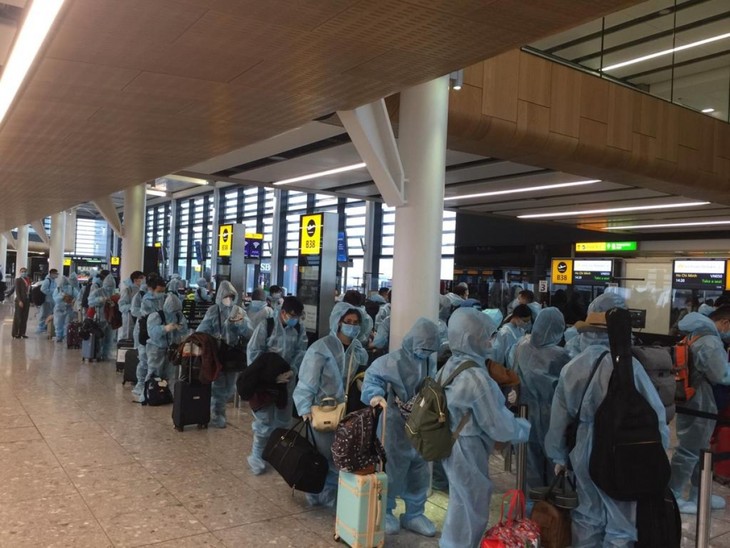 360 Vietnamese citizens repatriated from UK - ảnh 1