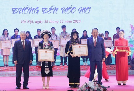 Outstanding ethnic minority students honored - ảnh 1