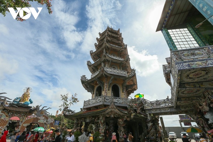 Unique pagoda forms popular attraction in Da Lat city - ảnh 11