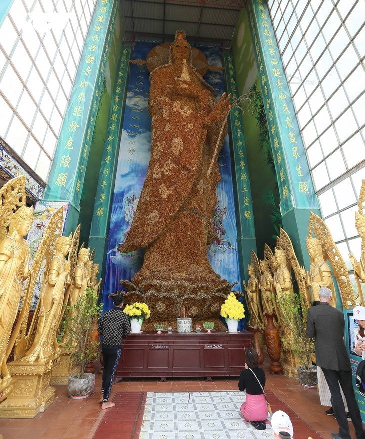 Unique pagoda forms popular attraction in Da Lat city - ảnh 13