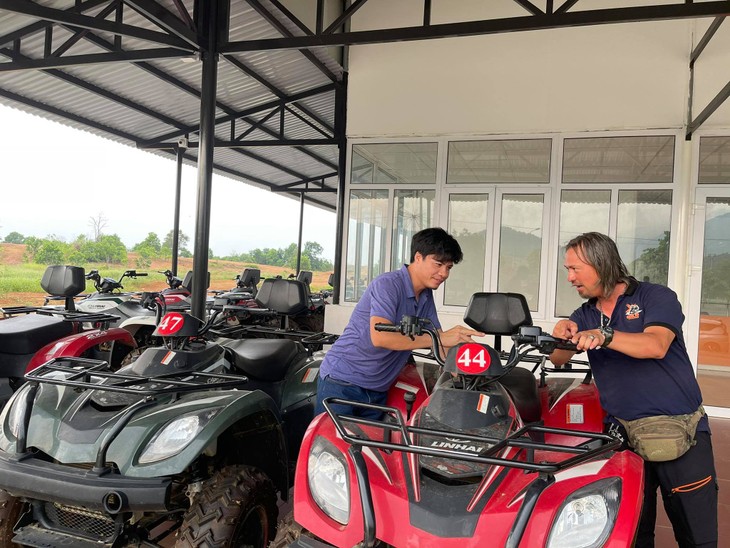 Driving all-terrain vehicles through the forests of Dong Mo - ảnh 2