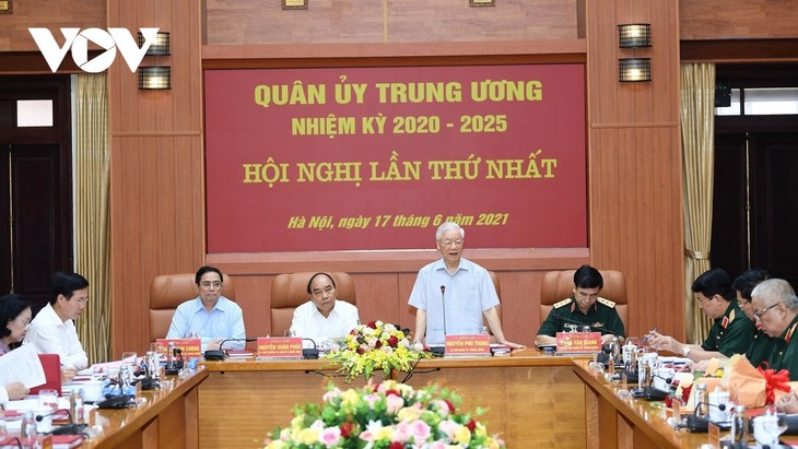 Party leader chairs Central Military Commission meeting - ảnh 2