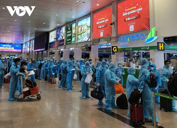 Migrant workers in Ho Chi Minh City allowed to return home  - ảnh 1
