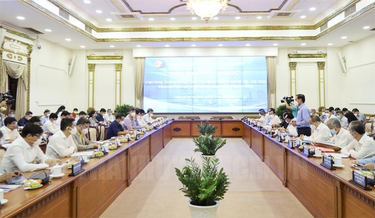 Ho Chi Minh City seeks economic recovery measures  - ảnh 1
