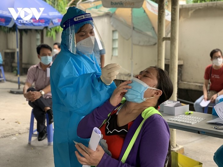 Vietnam ramps up measures to contain COVID-19, detect Omicron variant - ảnh 1