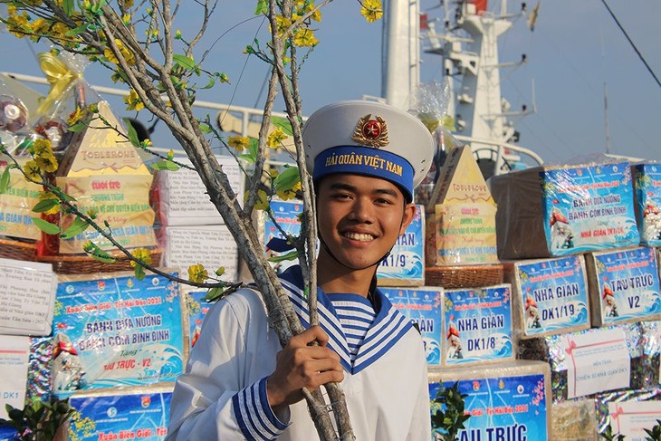 Navy Zone 4 sends Tet gifts to Truong Sa archipelago  - ảnh 1