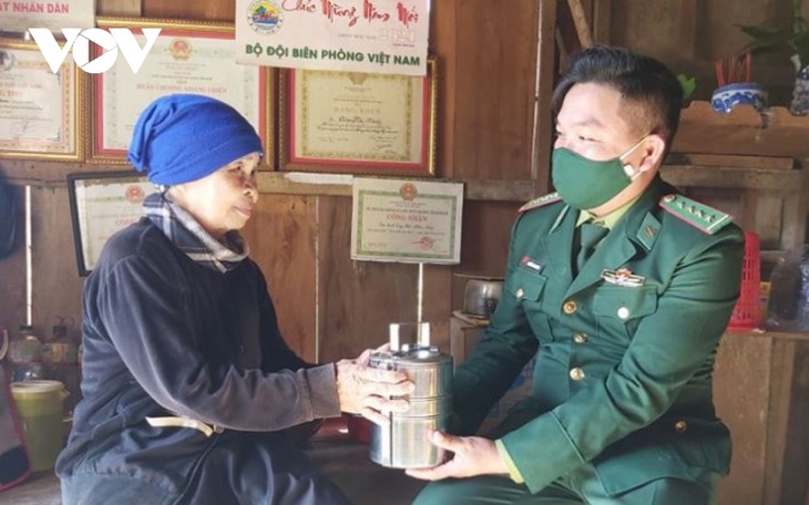 Close bond between soldiers and civilians in border areas - ảnh 2