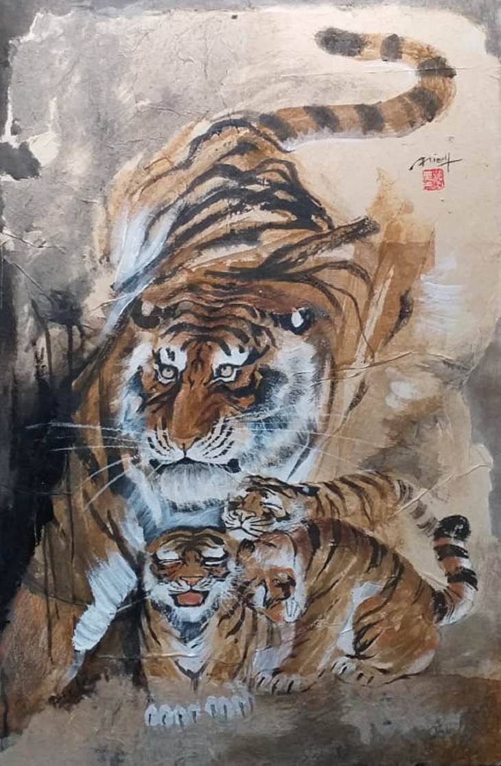 Lively paintings by Nguyen Doan Ninh to usher in Year of the Tiger - ảnh 13