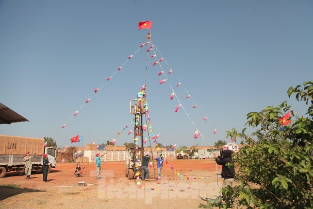 New Year tree erected by Vietnamese peacekeepers in South Sudan - ảnh 1