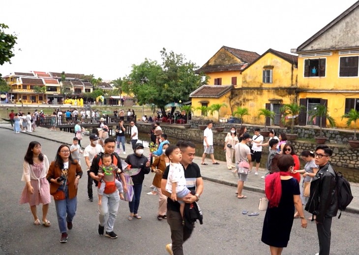 Scenic spots packed with visitors during national holiday - ảnh 1