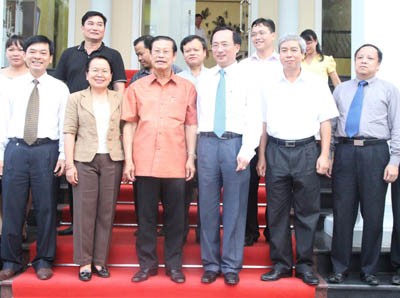Laotischer Vize-Premierminister besucht einige Provinzen in Vietnam - ảnh 1