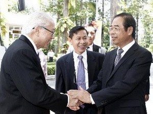 Präsident Singapurs besucht Provinz Binh Duong - ảnh 1