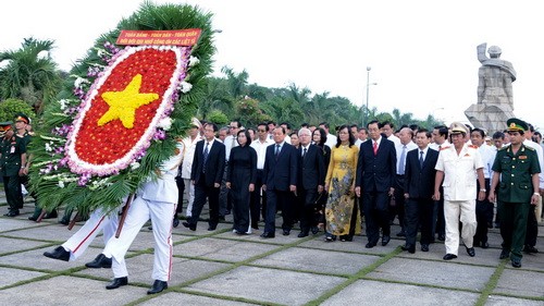 Vietnamesen feiern den Tag der Wiedervereinigung - ảnh 1