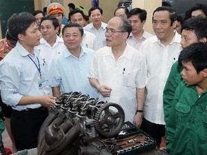 Parlamentspräsident Nguyen Sinh Hung trifft die Wähler in Ha Tinh - ảnh 1