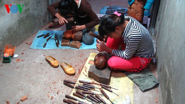 Feinheit der Holzgravur in Thiet Ung - ảnh 10