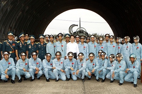 Premierminister Dung besucht des Regiments der Luftstreitskräfte Nummer 910 - ảnh 1