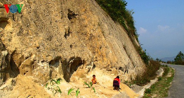 Kinder der Volksgruppe der Mong bauen sich Spielräume am Fuße des Berges - ảnh 1