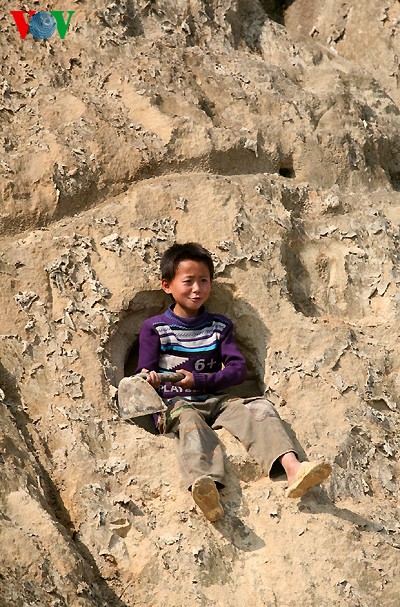 Kinder der Volksgruppe der Mong bauen sich Spielräume am Fuße des Berges - ảnh 10