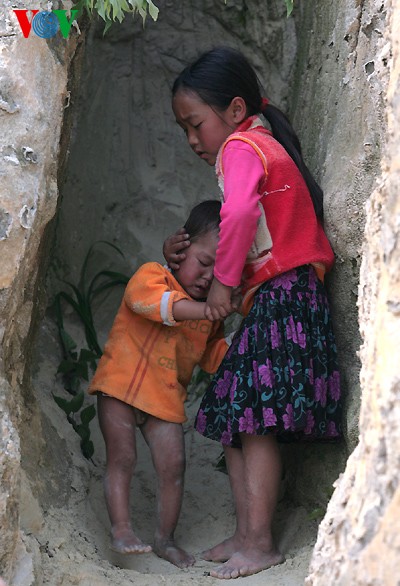 Kinder der Volksgruppe der Mong bauen sich Spielräume am Fuße des Berges - ảnh 11