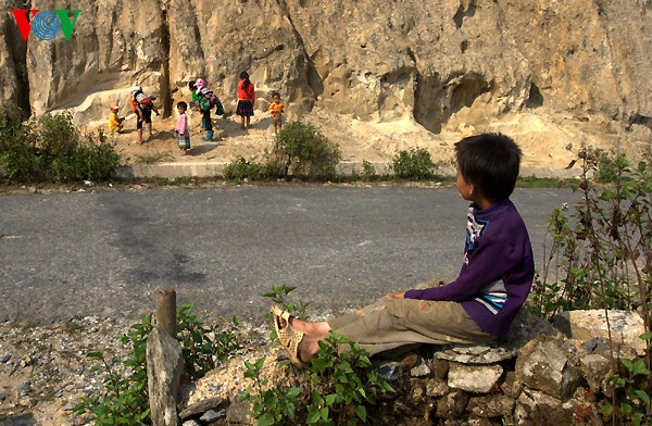Kinder der Volksgruppe der Mong bauen sich Spielräume am Fuße des Berges - ảnh 2