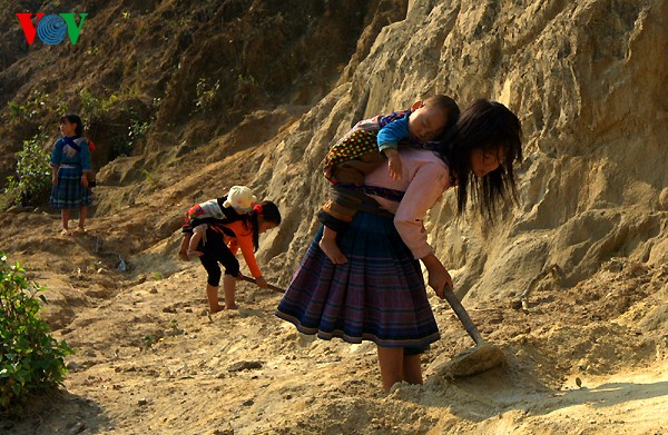Kinder der Volksgruppe der Mong bauen sich Spielräume am Fuße des Berges - ảnh 3