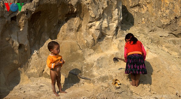 Kinder der Volksgruppe der Mong bauen sich Spielräume am Fuße des Berges - ảnh 4