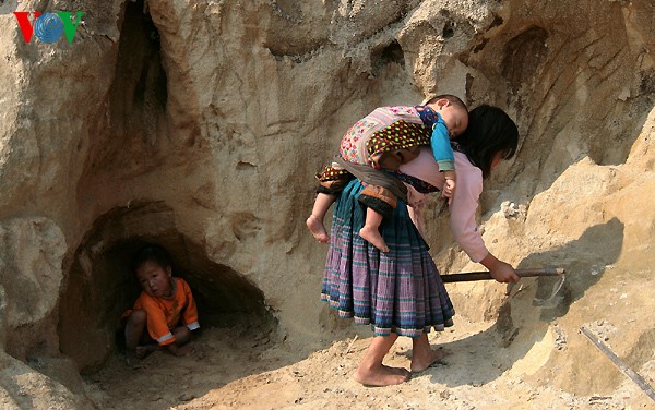 Kinder der Volksgruppe der Mong bauen sich Spielräume am Fuße des Berges - ảnh 5