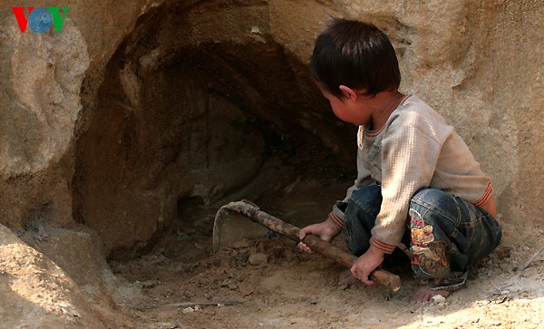 Kinder der Volksgruppe der Mong bauen sich Spielräume am Fuße des Berges - ảnh 6