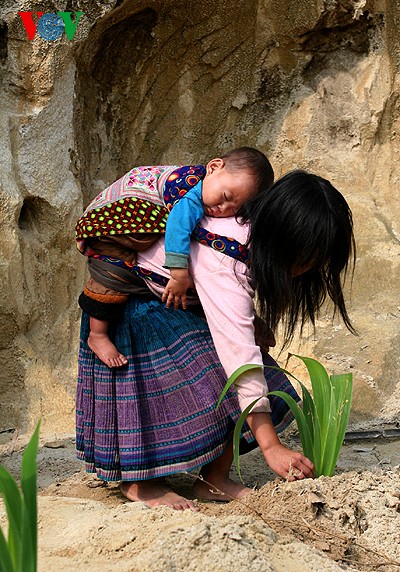 Kinder der Volksgruppe der Mong bauen sich Spielräume am Fuße des Berges - ảnh 9