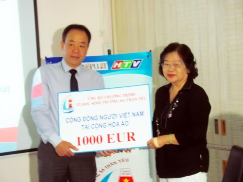 Auslandsvietnamesen in Österreich spenden 1000 Euro für den Bau von Schule auf der Insel Sinh Ton - ảnh 1