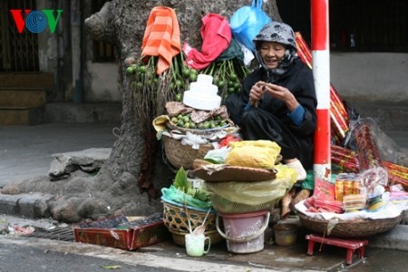 Hanoier besuchen Pagoden am ersten Tag des traditionellen Neujahrsfests Tet - ảnh 2