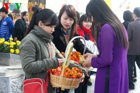 Hanoier besuchen Pagoden am ersten Tag des traditionellen Neujahrsfests Tet - ảnh 5