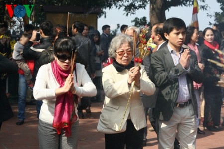 Hanoier besuchen Pagoden am ersten Tag des traditionellen Neujahrsfests Tet - ảnh 8