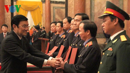 Staatspräsident Truong Tan Sang ernennt 17 Staatsanwälte - ảnh 1