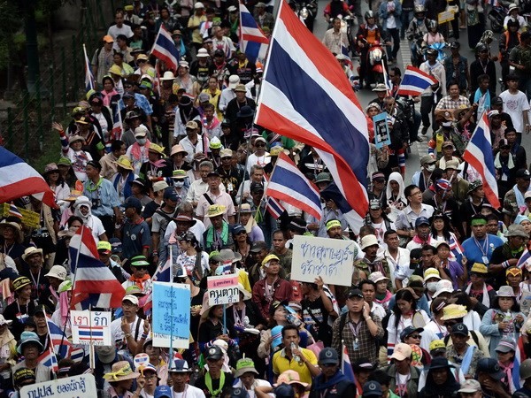 Tausende Menschen in Bangkok protestieren erneut gegen die Regierung - ảnh 1